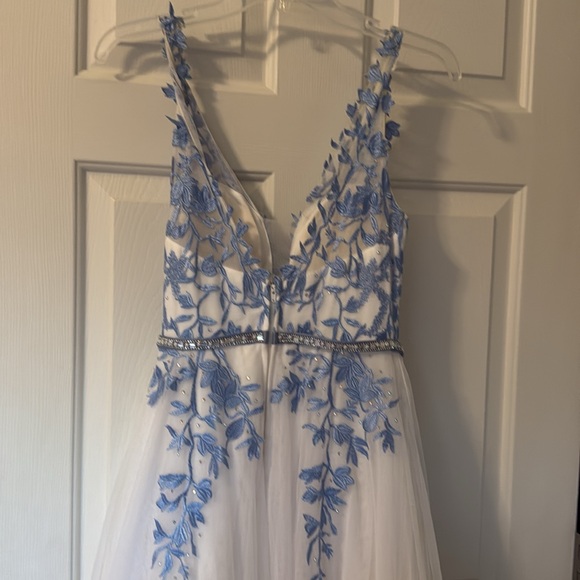 Elegant White Gown with Blue Floral Embroidery and Silver Belt - Picture 7 of 8